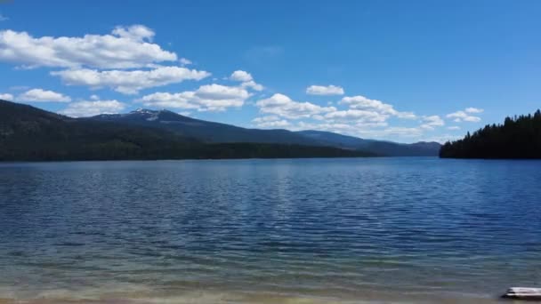 北アイダホの高山湖に向かって離陸ドローン 僧湖として知られるアイダホ州の宝石 — ストック動画