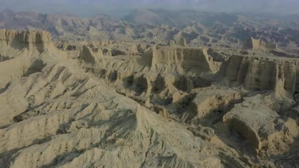 Aerial Epic Arid Mountain Landscape Balochistan Naklonit Dolly Dopředu — Stock video