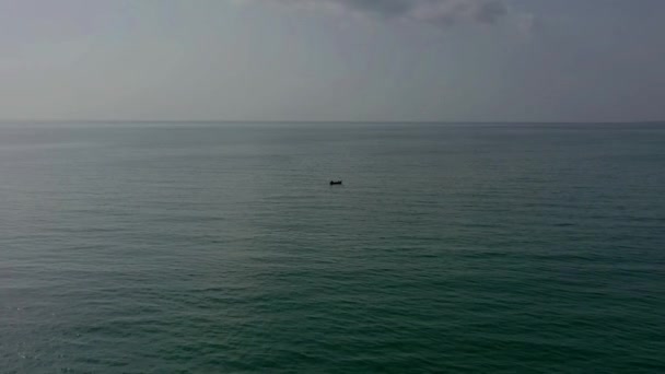 Flygfoto Över Silhouette Båt Flyter Arabiska Havet Avståndet Dolly Framåt — Stockvideo