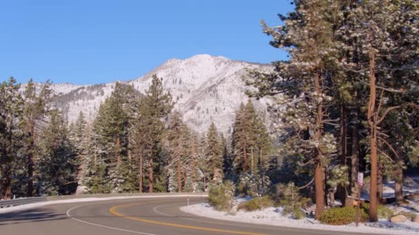 Ciężarówka Odjeżdża Krętej Drodze Lake Tahoe Nevada Górą Tle — Wideo stockowe