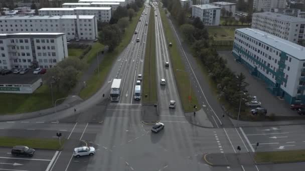 Banliyö Semtindeki Yol Kavşağından Sola Dönen Arabalar Apartmanlar Havadan Binalar — Stok video