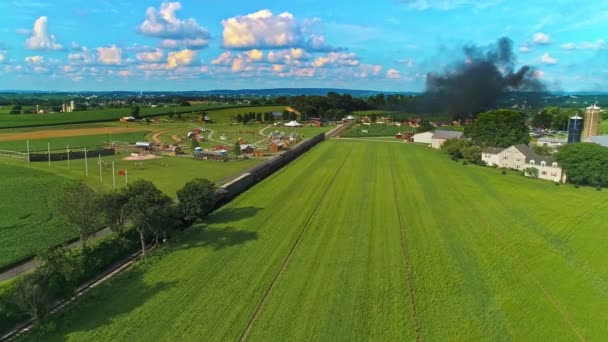 从空中俯瞰宾西法尼亚农场喷出黑烟的老式蒸汽机车 — 图库视频影像