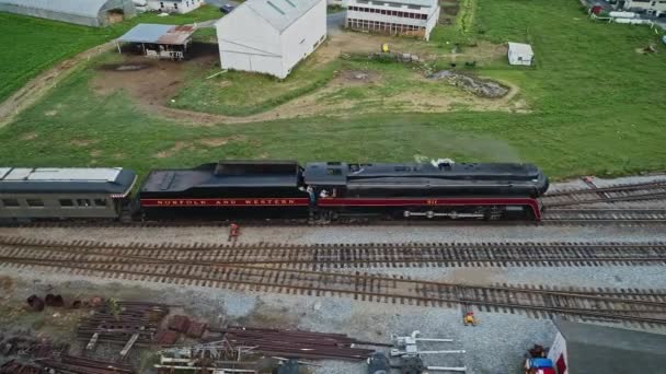 Vue Aérienne Train Passagers Vapeur Antique Approchant Station Dans Cour — Video