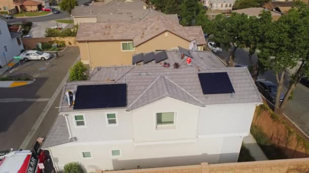 Techniciens Installant Des Panneaux Solaires Sur Toit Maison Los Angeles — Video