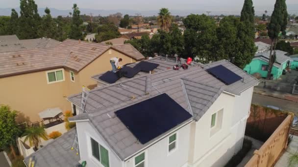 Dos Técnicos Instalando Paneles Solares Techo Casa Los Ángeles California — Vídeo de stock