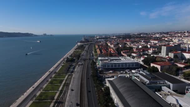 Vista Aérea Orilla Norte Lisboa Día Soleado Hermosos Jardines Verdes — Vídeos de Stock