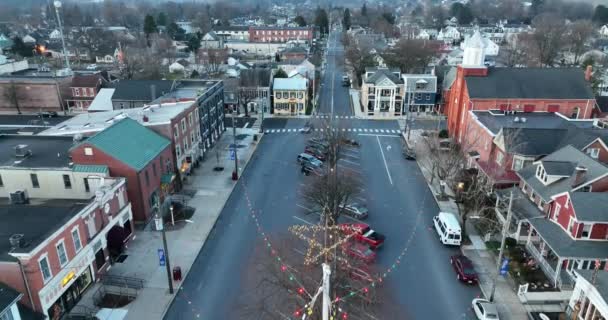 アメリカのクリスマスのために飾られた町 ライトとスタープルバック下降はショットを明らかに — ストック動画