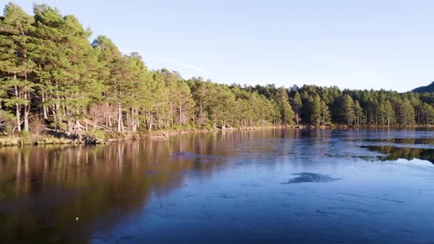 Drohnenaufnahmen Die Rückwärts Über Die Oberfläche Eines Gefrorenen Eisbedeckten Lochs — Stockvideo