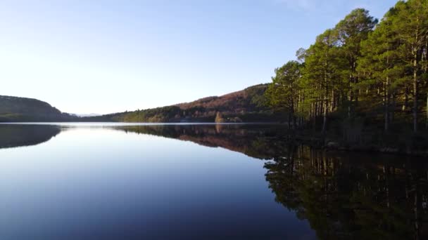 Durgun Loch Eilein Yüzeyini Kaplayan Hava Aracı Görüntüleri Cairngorms Ulusal — Stok video