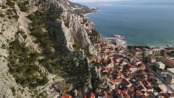 Vista Aérea Ciudad Omi Rodeado Montañas Alpinas Mar Adriático Avance — Vídeos de Stock