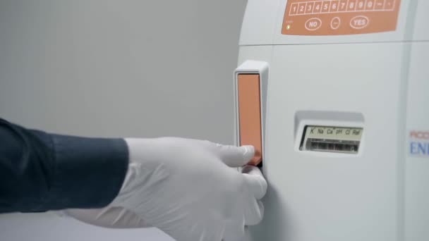 Medische Technoloog Met Buis Van Bloed Monster Voor Bloed Elektrolyt — Stockvideo