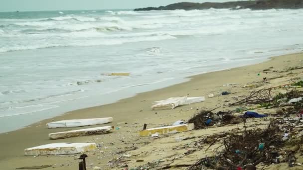 Célula Fechada Extrudado Espuma Poliestireno Jogado Praia Gimbal Tiro — Vídeo de Stock