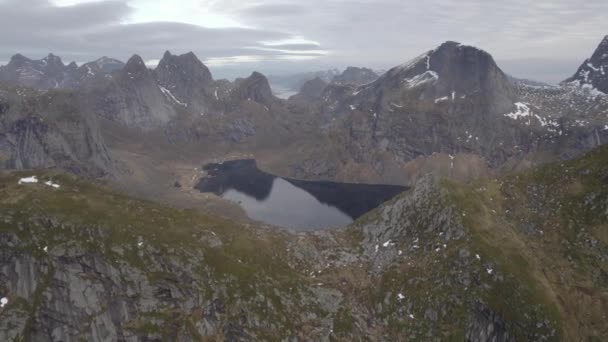 Vista Aérea Sobre Montanhas Revelando Reinefjord Lofotodden Nasjonalpark Lofoten Nublado — Vídeo de Stock