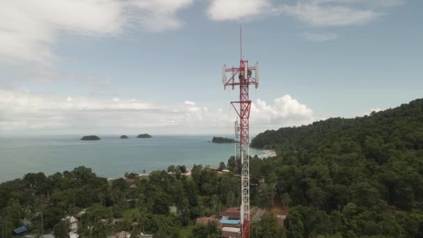 Muñeca Aérea Ubicación Isla Tropical Con Torre Teléfono Con Océano — Vídeos de Stock