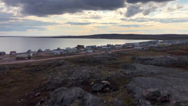 加拿大北部的贝克湖努纳武特基瓦里克地区的亚北极村落离开了 — 图库视频影像