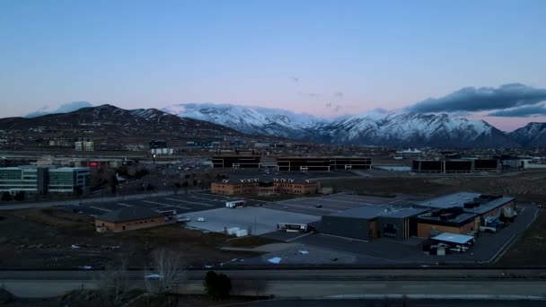 雪の山の下の牧歌的なコミュニティであるLehi Utahのシリコン斜面 空中視差ビュー — ストック動画