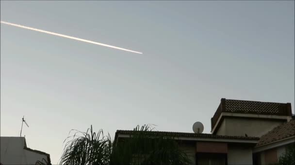 Güney Endülüs Teki Köy Evinin Üzerinde Uçak Buharı Izi Var — Stok video