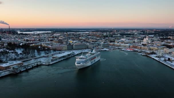 Letecký Pohled Liniovou Výletní Loď Silja Opouštějící Helsinky Během Zimního — Stock video