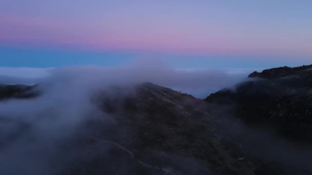 Veduta Aerea Una Bellissima Valle Montagna Nebbiosa Dopo Tramonto Volare — Video Stock