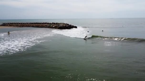 Surfowanie Powolnej Fali Południowym Wietnamie Pobliżu Sea Links Beach Mały — Wideo stockowe