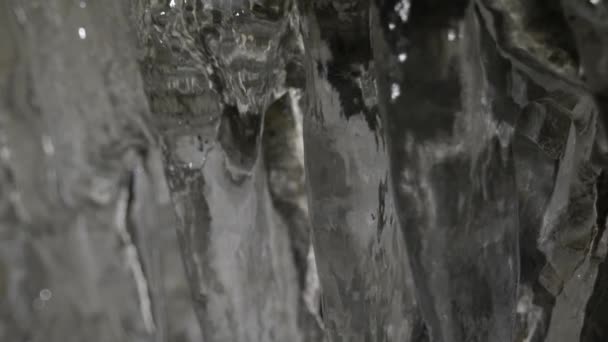 Crystal Clear Ice Stalactites Wiszące Dachu Jaskini Zbliżenie — Wideo stockowe