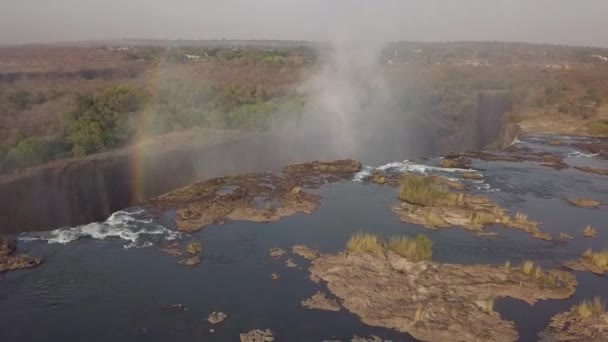 从非洲维多利亚瀑布顶部旋转低空中的彩虹弧 — 图库视频影像