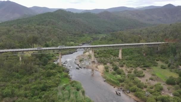 Воздух Вэнс Пересекает Высокий Мост Маккиллопс Реке Сноуи Австралия — стоковое видео