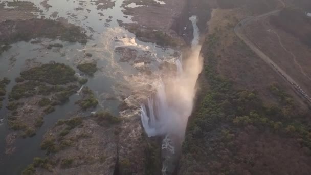 Dawn Antenne Kanteling Veroorzaakt Lens Flare Beroemde Afrikaanse Victoria Falls — Stockvideo