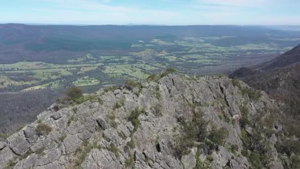 Letecké Ústupy Strmého Skalnatého Vrcholu Sugarloaf Victoria Aus — Stock video