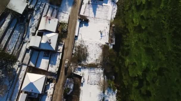 Vue Aérienne Van Conduisant Dans Village Recouvert Neige Près Rivière — Video