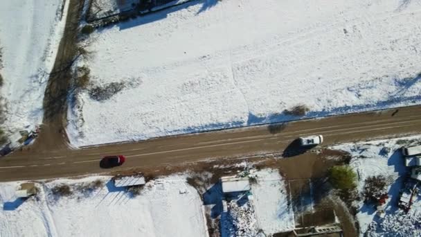 Αεροφωτογραφία Φορτηγού Που Οδηγεί Αγροτικό Δρόμο Χιονισμένο Τοπίο Ηλιόλουστη Χειμωνιάτικη — Αρχείο Βίντεο