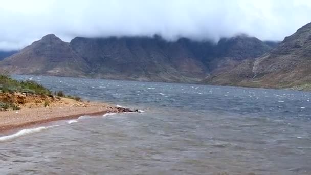 Wietrzne Jezioro Mgliste Góry — Wideo stockowe