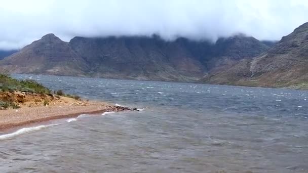 Lago Ventoso Montañas Brumosas — Vídeos de Stock