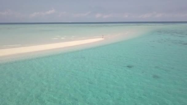 Flyg Överflygning Ung Kvinna Baddräkt Varm Vit Sandstrand — Stockvideo