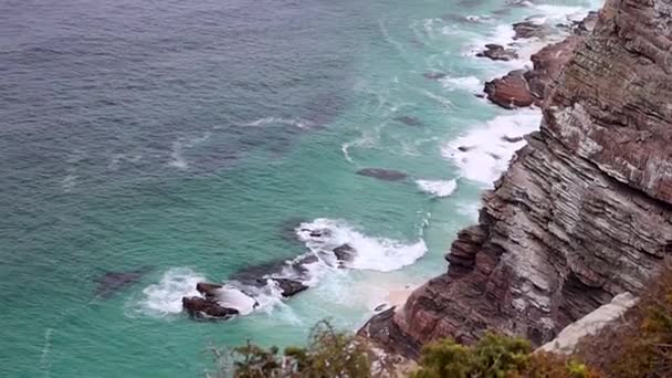 Хвилі Розбиваються Над Камінням Красивою Блакитною Водою — стокове відео