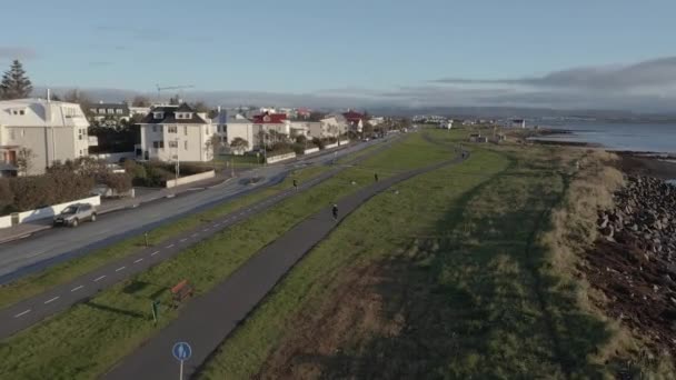 Folk Som Använder Trottoaren Islands Gräsbevuxna Strand Vid Reykjavik Förorter — Stockvideo