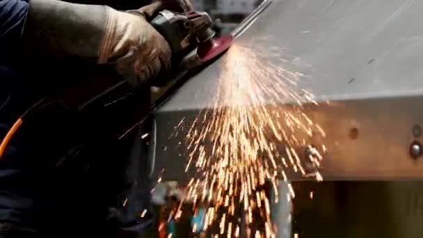 Pracownik Pracujący Nad Spawami Fabryce Przemysłowej Tworzący Iskry — Wideo stockowe