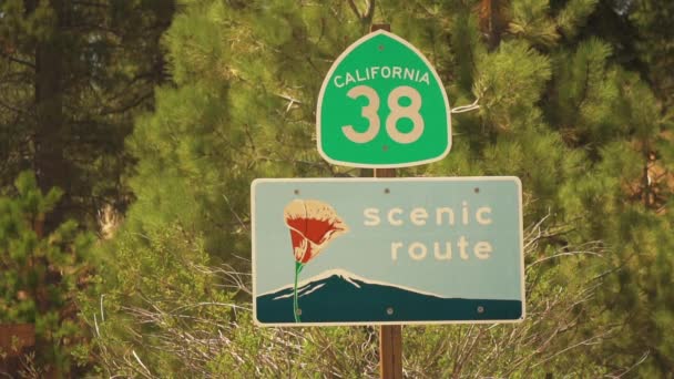 Vista Cerca Señal Ruta Panorámica Debajo Del Letrero Verde Ruta — Vídeos de Stock