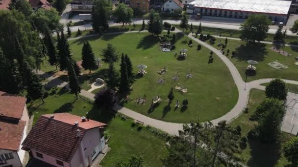 Flygfoto Över Cajetina Stadspark Serbien Solig Sommardag Zlatibor Regionen — Stockvideo