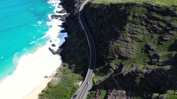 Vista Aves Carretera Hawaiana Con Una Playa Tropical Lado Montañas — Vídeos de Stock