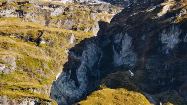 Foto Arriba Hacia Abajo Rocas Morrena Vegetada Las Montañas Iluminadas — Vídeos de Stock