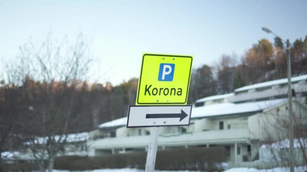 Señal Direccional Amarilla Que Señala Área Estacionamiento Centro Vacunación Noruega — Vídeos de Stock