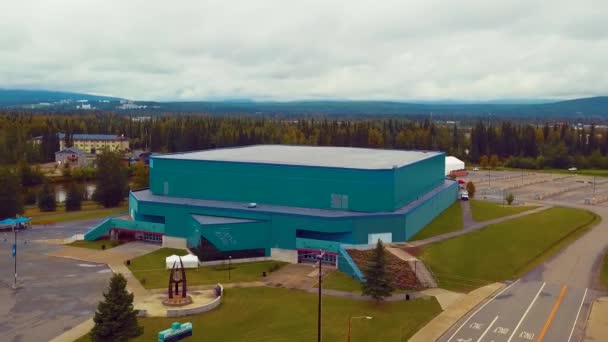 Drone Βίντεο Του Carlson Center Στον Ποταμό Chena Στο Fairbanks — Αρχείο Βίντεο