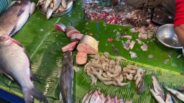 Slow Motion Shot Pomfret Fish Prawn Lobster Kept Banana Leaf — Stock Video