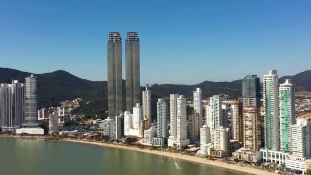 サンタカタリーナ州ブラジルのバルネアリオCamboriuの沿岸都市の海景 ブラジル南部 トロピカルビーチの景色の高い企業ビル — ストック動画