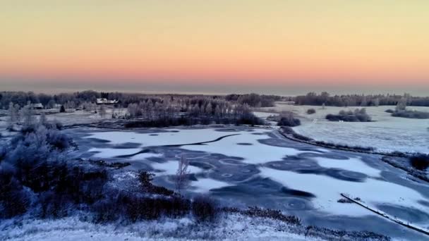 Een Brede Schemering Opname Van Een Winterbos Landbouwvelden Bedekt Met — Stockvideo