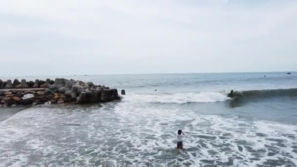 Panning View Girl Taking Video Surfer Dreadlocks Mui Vietnam — Stock Video