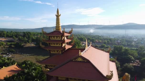 フィールド上の霧を持つ熱帯のパラダイスジャングルの寺院の上に空中円ビュー ベトナムのムイ — ストック動画