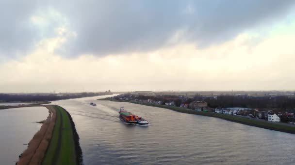 Circle Inland Container Vessel Travelling River Noord Vue Aérienne — Video