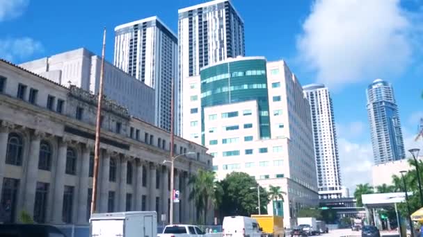 Pan Über Alte Miami Architektur Mit Lebendigem Blauen Himmel Hintergrund — Stockvideo